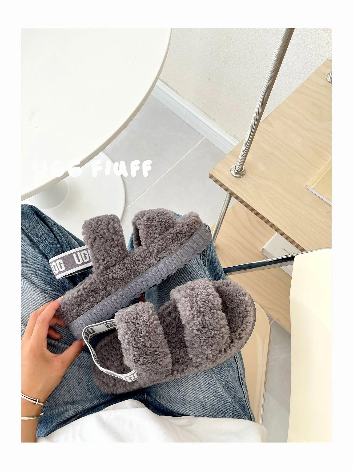 💰440 UGG sheepskin all-in-one snow boots 0876 new autumn and winter style Zhou Dongyu's same style furry slippers Product name: Ovlafita, Longfeng Teddy fur muffin bottom slippers, new at the counter simultaneously It is an upgraded version of the classic oh yeah sandals, the corrugated sheepskin material is used to make it more fashionable and cool, the heel strap is the highlight of the entire design, the muffin bottom visually increases, good news for small sisters, large quantities in stock Code number: 35-41 Color: white, gray, black, pink, army green, maroon